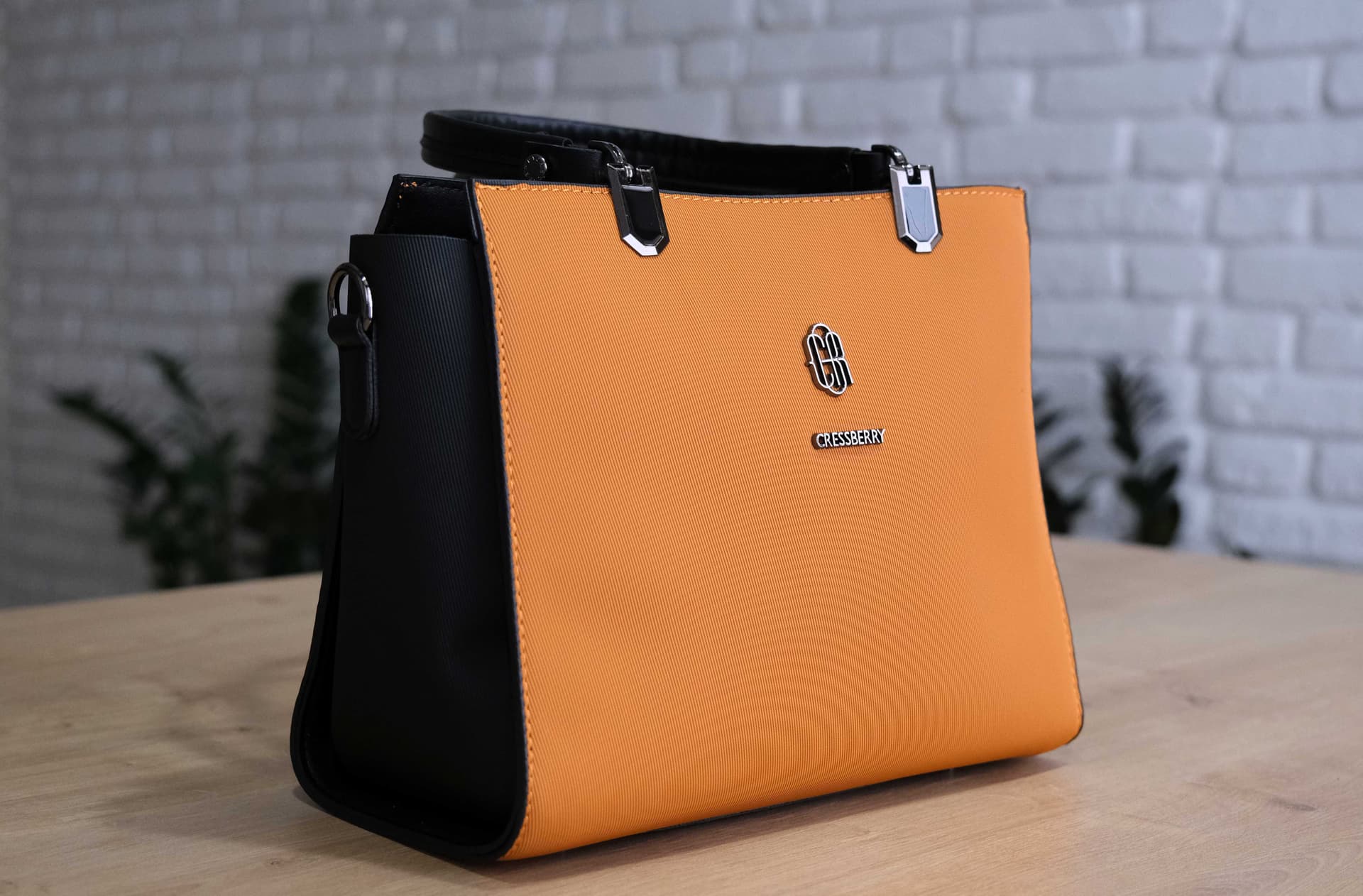 Accesoriile Sezonului: Ce Poșete și Bijuterii Sunt în Trend